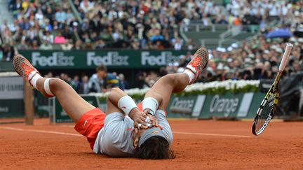 Rafael Nadal célèbre sa victoire face à son compatriote David Ferrer, le 9 juin 2013. Un match remporté facilement (6-3, 6-2,&nbsp;6-3) qui lui vaut une huitième couronne à Paris. (ALEXIS REAU / AFP)