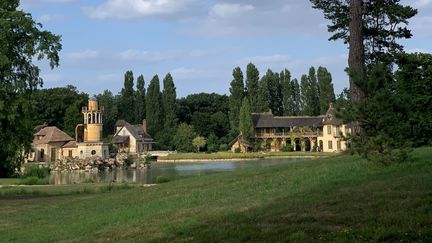 Dans le parc de Versailles, Marie-Antoinette fit construire le Hameau de la reine pour l'éducation du dauphin, mais aussi pour organiser des fêtes. (BERNARD THOMASSON / FRANCEINFO)