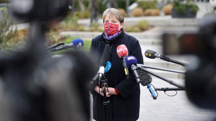 La maire de Bagneux, Marie-Hélène Amiable, appelle les habitants de la commune des Hauts-de-Seine à se faire dépister,&nbsp;le 8 janvier 2021.&nbsp; (THOMAS COEX / AFP)