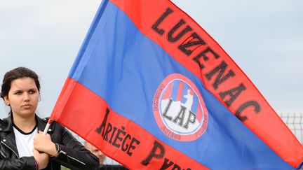 Une supportrice de Luzenac avec le drapeau du LAP (REMY GABALDA / AFP)