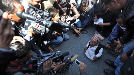 Un N&eacute;palais de 72 ans mesurant 56 cm qui pr&eacute;tend &ecirc;tre l'homme le plus petit du monde est entour&eacute; par des photographes &agrave; son arriv&eacute;e &agrave; Katmandou (N&eacute;pal), le 22 f&eacute;vrier 2012. (PRAKASH MATHEMA / AFP)