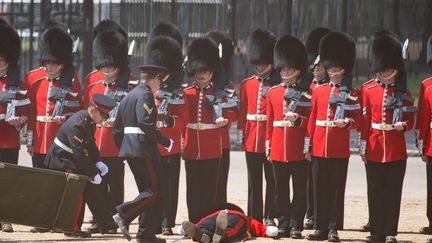 Malaise d'un garde royal britannique pendant la parade de répétition de l'anniversaire du roi le 10 juin 2023. (JUSTIN NG / AVALON / MAXPPP)