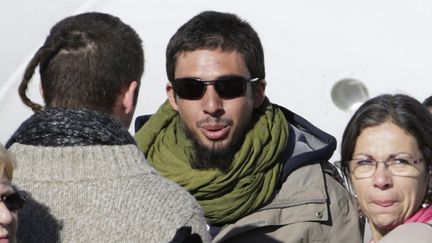 L'ancien otage fran&ccedil;ais enlev&eacute; au Niger, Pierre Legrand, retrouve ses proches apr&egrave;s trois ans de captivit&eacute;, le 29 octobre 2013, &agrave; l'a&eacute;roport militaire de Villacoublay (Yvelines).&nbsp; (KENZO TRIBOUILLARD / AFP)