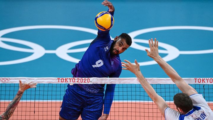 Earvin Ngapeth face au Comité olympique russe lors du tournoi olympique des Jeux de Tokyo, le 30 juillet 2021. (YURI CORTEZ / AFP)