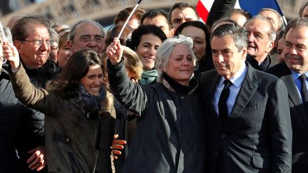 Marie Fillon (à gauche), aux côtés de sa mère Penelope et de son père François, lors du rassemblement au Trocadéro, à Paris, le 5 mars 2017. (PHILIPPE WOJAZER / REUTERS)