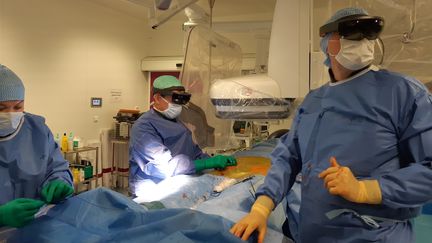 Un casque de réalité virtuelle utilisé lundi 11 mai dans une salle d'opération de l'hôpital privé des Franciscaines à Nîmes. (SOLENNE LE HEN / RADIO FRANCE)