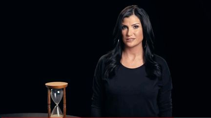 Dana Loesch, la star de NRATV&nbsp;adresse un message de menace aux médias américains, le 6 mars.&nbsp; (CAPTURE D'ÉCRAN NRATV)