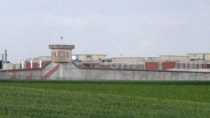 Le mur d'enceinte de la&nbsp;maison d'arrêt d'Osny (Val-d'Oise), le&nbsp;22 mai 2005. (MAXPPP)