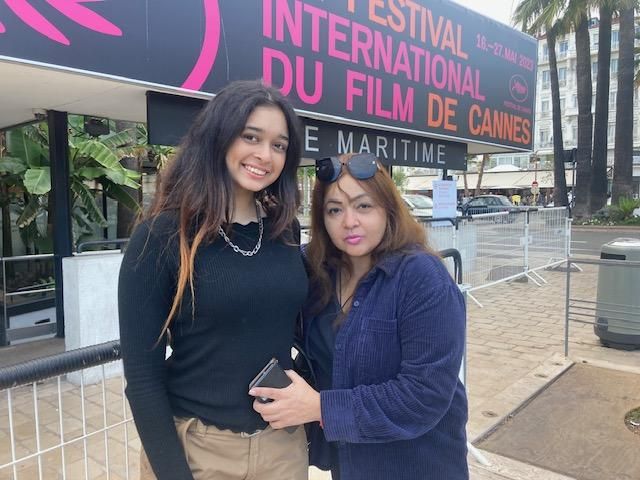 La productrice indienne Saliha Chadha et sa protégée Princess, "future star de Bollywood", à Cannes, le 14 mai 2023. (Mohamed BERKANI)