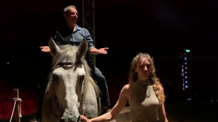 Uuka est un spectacle mêlant voltige jockey, musique et gestuelle inspirée du chansigne chorégraphié (France 3 Bretagne)