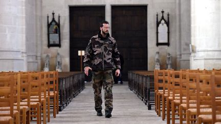  (La sécurisation des églises était une des priorité pour les militaires à Noël, que ce soit en patrouille durant les messes ou pour vérifier l'absence d'objet suspect, comme ici à Saint-Nicolas-de-Port, près de Nancy. © Maxppp)