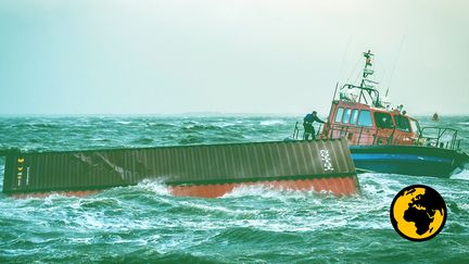 Un bateau remorque, le 8 janvier 2019, dans le port de Lauwersoog (Pays-Bas), des conteneurs tombés du porte-conteneurs "MSC Zoe". (REMKO DE WAAL / ANP / AFP)