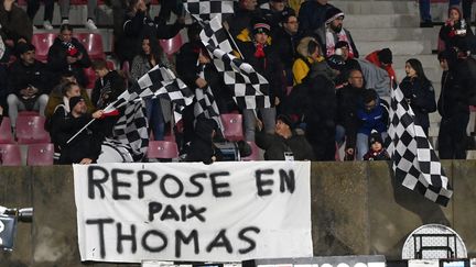 Le 1er décembre 2023, des supporters du Valence Romans Drôme Rugby déploient une banderole en hommage à Thomas, jeune rugbyman poignardé à la sortie d'un bal dans la Drôme. (HERVE COSTE / MAXPPP)