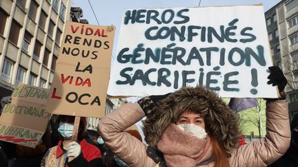 Des enseignants et étudiants défilent à Mulhouse mardi 26 janvier pour dénoncer leurs conditions de travail pour les premiers et leur souffrance causée par la situation sanitaire et la fermeture des universités, pour les seconds. (DAREK SZUSTER / MAXPPP)