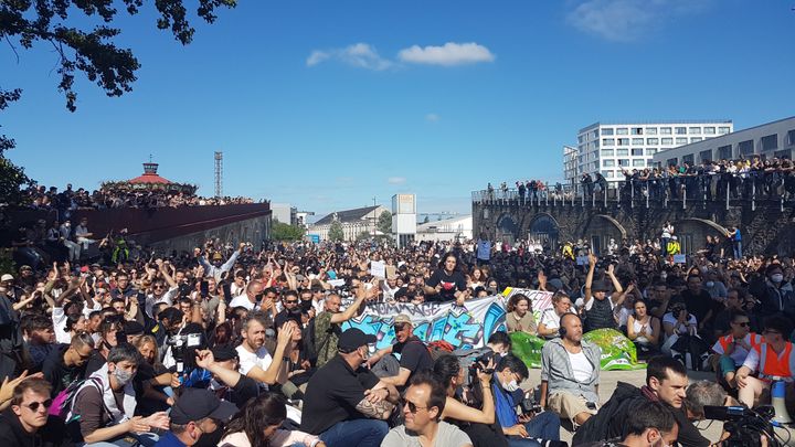 Le 21 juin 2020 à Nantes, la foule a observé une minute de silence au niveau de la grue Titan, non loin du lieu où a été découvert le corps de Steve Maia Caniço en 2019.&nbsp; (FABIEN MAGNENOU / FRANCEINFO)