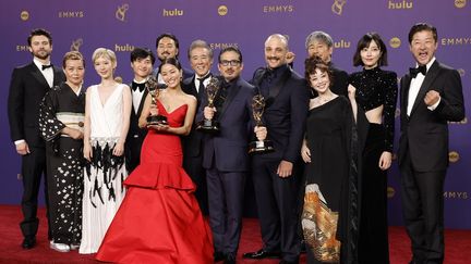 L'équipe de la série "Shogun", qui a triomphé aux Emmy Awards en récoltant 18 récompenses, dimanche 15 septembre 2024, à Los Angeles (Etats-Unis). (FRAZER HARRISON / GETTY IMAGES NORTH AMERICA)