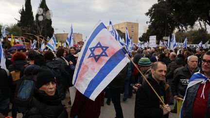 Des manifestants demandent la libération des otages israéliens devant la Knesset, à Jérusalem, le 15 janvier 2024. (AHMAD GHARABLI / AFP)