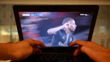 Lors du match Liverpool-Paris, un internaute regarde le match depuis un site de streaming. (LP/OLIVIER ARANDEL / MAXPPP)