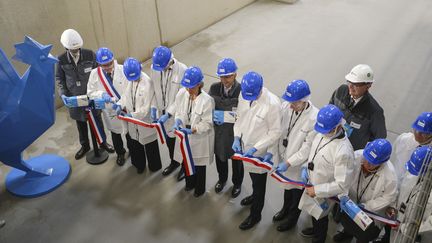 Inauguration de l'usine canadienne Manikheir, fabricant de gants en nitrile, le 18 avril 2024 à Bessé-sur-Braye (Sarthe). (JEAN-MICHEL DELAGE / HANS LUCAS / AFP)