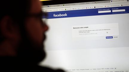 Un homme se connecte à Facebook sur son ordinateur en 2019. (MATTHIEU DE MARTIGNAC / PHOTOPQR / LE PARISIEN / MAXPPP)