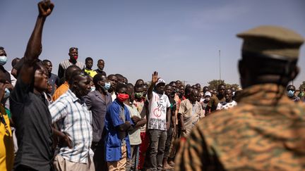 Cimetière de Ouagadougou, le 23 novembre 2021 : colère de la population burkinabè lors des funérailles de 53 gendarmes tués par des jihadistes dans l'attaque du camp d'Inata, le 14 novembre 2021.&nbsp; (OLYMPIA DE MAISMONT / AFP)