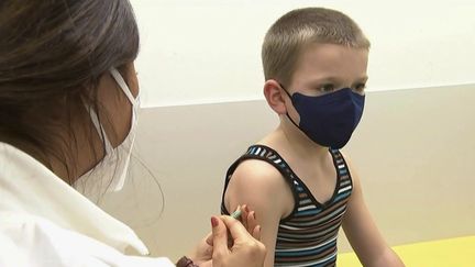 En France, les&nbsp;enfants les plus vulnérables âgés entre 5 et 11 ans vont désormais pouvoir avoir accès à la vaccination contre le Covid-19, comme ici en Allemagne. (CAPTURE ECRAN FRANCE 2)