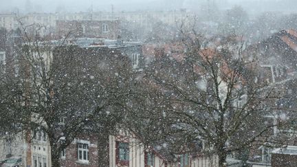 La neige montagnarde occulte la neige urbaine : Lille était également sous les flocons, le 22 novembre 2015. (BRIDE EDOUARD / MAXPPP)