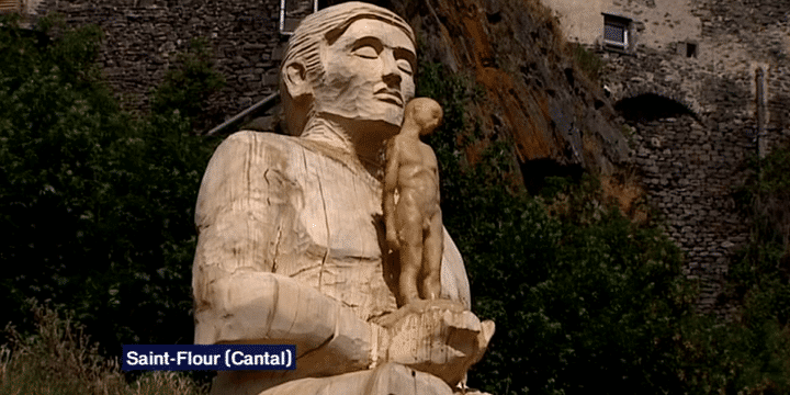 Les deux statues de François Chaillou pour la biennale "Chemin d'art".
 (capture d&#039;écran France 3 / Culturebox)