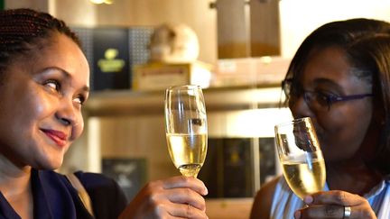 Dégustation de champagne à Abidjan en 2018. (ISSOUF SANOGO / AFP)