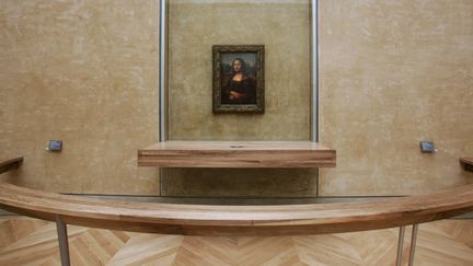 "La Joconde" de Léonard de Vinci, exposée dans la Salle des Etats du Musée du Louvre, à Paris. (JEAN-PIERRE MULLER / AFP)