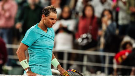 Rafael Nadal après sa défaite au 1er tour de Roland-Garros contre Alexander Zverev, le 27 mai 2024. (IBRAHIM EZZAT / AFP)