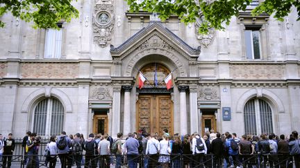 Des élèves devant le lycée Chaptal, à Paris (illustration). (STEPHANE DE SAKUTIN / AFP)