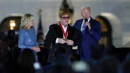 Jill Biden, Elton John et Joe Biden le 23 septembre 2022 à la Maison Blanche, où le chanteur britannique a été décoré par le président américain (SUSAN WALSH / AP / SIPA / SIPA)