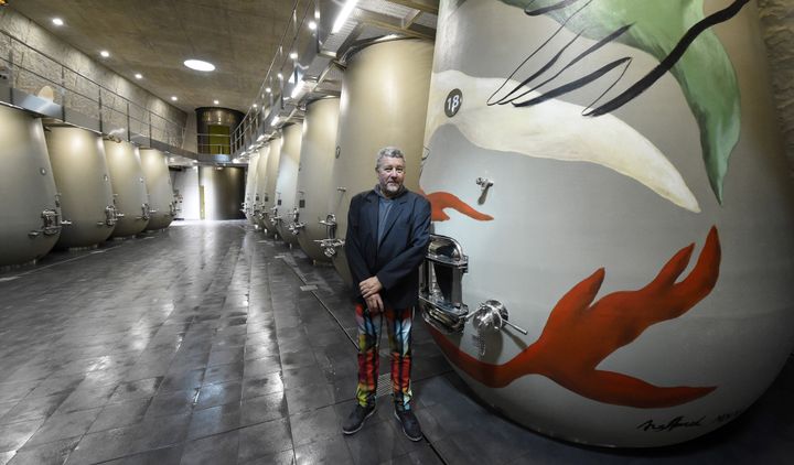 Philippe Starck, dans le chai qu'il a imaginé pour un château bordelais (24 juin 2016)
 (Mehdi Fedouach / AFP)