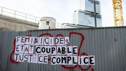 Un collage photographié le 9 novembre 2019 porte de Clichy dans le 17e arrondissement à Paris, initié par le mouvement féministe de Marguerite Stern.&nbsp; (AMAURY CORNU / HANS LUCAS / AFP)