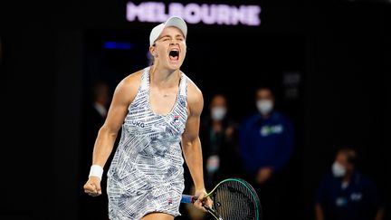 Ashleigh Barty exulte après sa victoire en finale de l'Open d'Australie face à l'Américaine Danielle Colins, le 29 janvier 2022 à Melbourne.&nbsp; (ROB PRANGE / SPAIN DPPI / AFP)