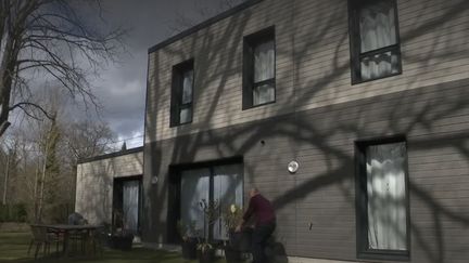 La nouvelle tendance de maisons construites en bois booste le nombre de chantiers, qui a augmenté de 10% en un an.&nbsp; (FRANCE 2)