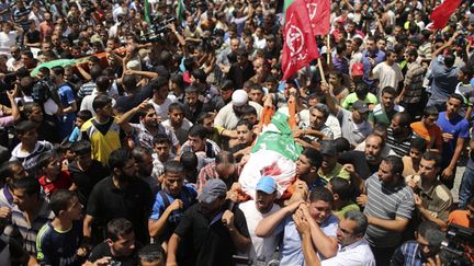 &nbsp; (Des milliers de Palestiniens ont porté le corps de la femme et du fils de Mohammed Deif lors des funérailles à Gaza © REUTERS/Mohammed Salem)