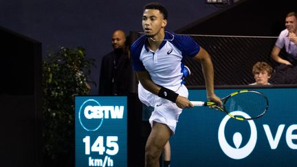 Le tennisman français Arthur Fils lors du dernier tour des qualifications au Masters 1000 de Paris-Bercy, le 30 octobre 2022. (MYLENE DEROCHE / MAXPPP)