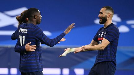 Karim Benzema aux côtés d'Antoine Griezmann et Ousmane Dembélé à l'Allianz Riviera, le 2 juin 2021 (FRANCK FIFE / AFP)