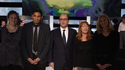 Fran&ccedil;ois Hollande aux c&ocirc;t&eacute;s des quatre participants &agrave; l'&eacute;mission "En direct avec les Fran&ccedil;ais", dont Hassen Hammou (2e &agrave; gauche), le 6 novembre 2014. (AFP/MARTIN BUREAU / AFP)