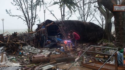 Des habitants du Vanuatu constatent les d&eacute;g&acirc;ts apr&egrave;s le passage du cyclone Pam sur l'archipel du Pacifique, le 14 mars 2015.&nbsp; (UNICEF / MAXPPP)