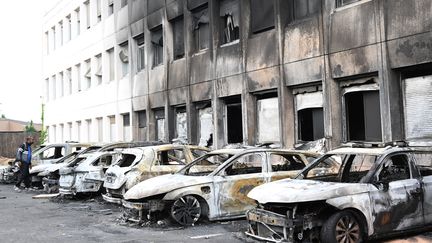 Les voitures de la police municipale de Neuilly-sur-Marne (Seine-Saint-Denis), incendiées, le 29 juin 2023. (BERTRAND GUAY / AFP)