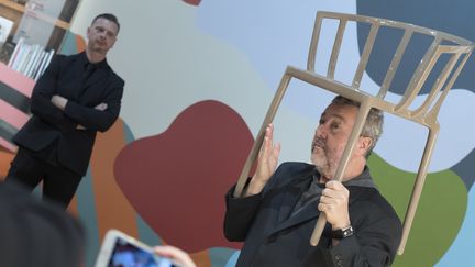 Philippe Starck sur le stand Kartell avec l'une de ses réalisations au Salon du meuble de Milan le 4 avril 2017.
 (MIGUEL MEDINA / AFP)