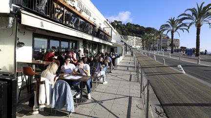 Des habitants en terrasse à Nice (Alpes-Maritimes), le 27 décembre 2022. (MAXPPP)