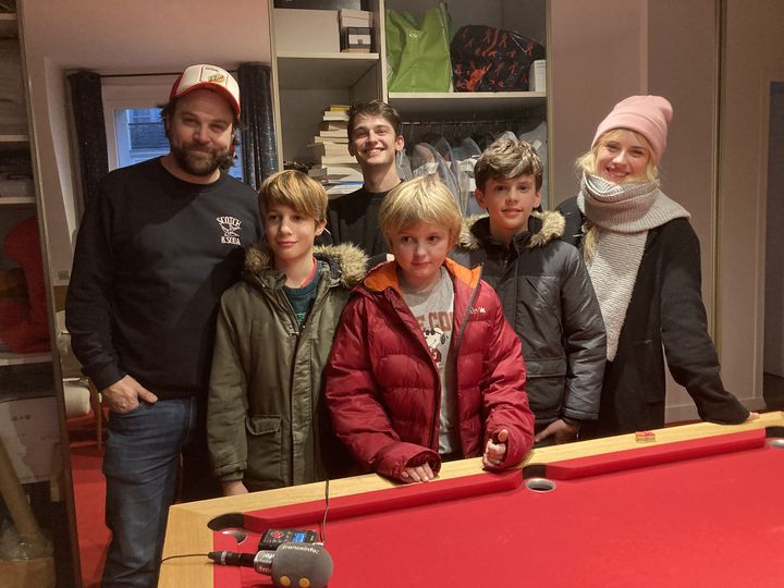 Rencontre en coulisses entre les Mômes trotteurs et la troupe de comédiens. (INGRID POHU / RADIOFRANCE)