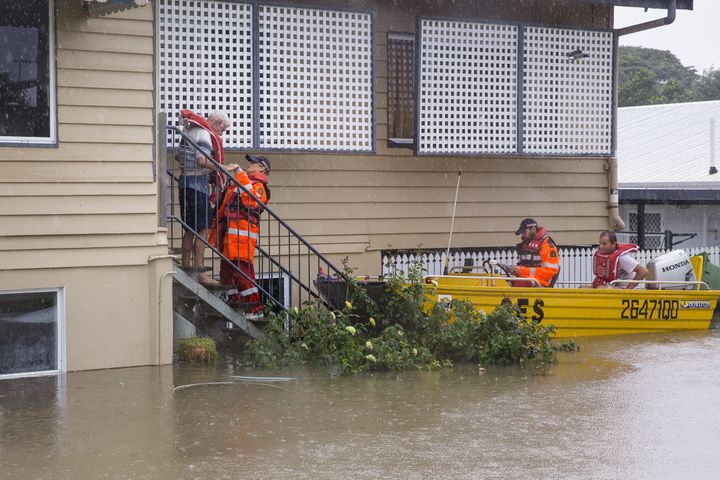 Les services de secours évacuent des habitants de Rosslea, en banlieue de Townsville (Queensland, Australie), le 2 février 2019. (ANDREW RANKIN / AAP)