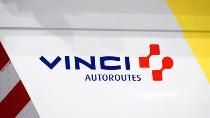 Le logo de Vinci Autoroutes. (ALEXANDRE MARCHI / MAXPPP)