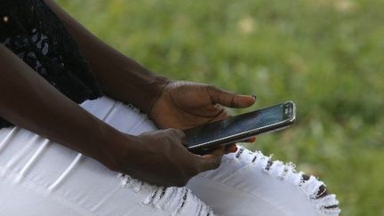 Un utilisateur de smartphone en Afrique (AFP - GODONG / BSIP)