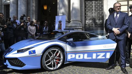 Le nouvelle&nbsp;Lamborghini de la police italienne présentée à Rome (italie), le 30 mars 2017. (ANDREAS SOLARO / AFP)